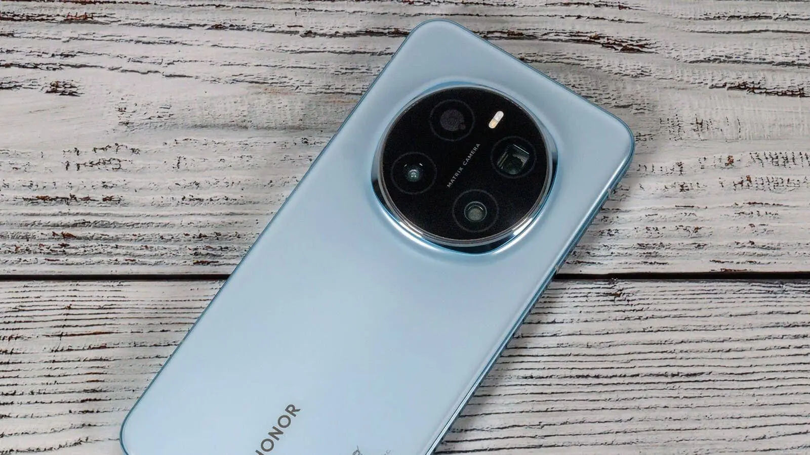 Honor's Compact Flagship Phone